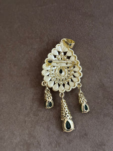 Broche doré avec détail vert