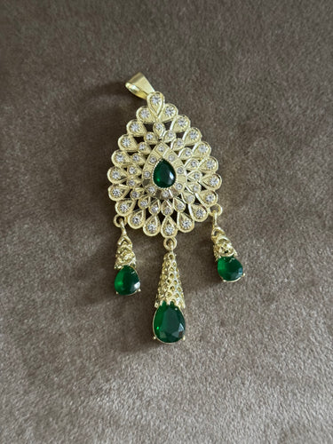 Broche doré avec détail vert